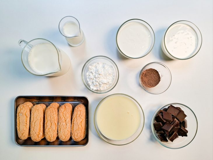 Ingredientes reunidos na bancada.