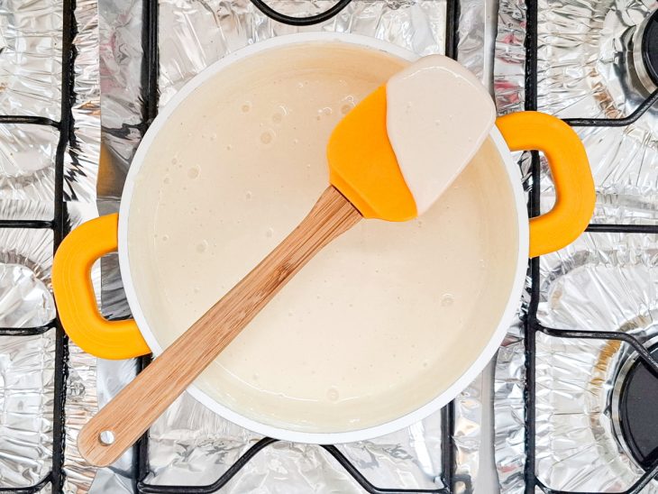 Na panela, os ingredientes misturados e encorpados.