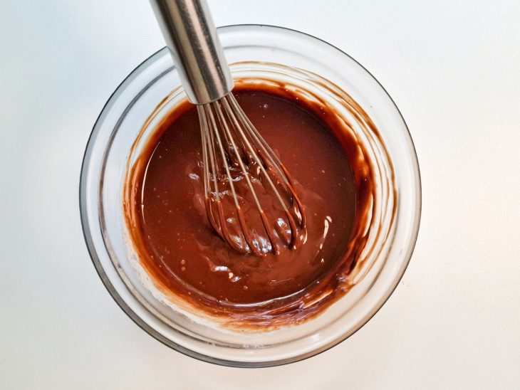 Numa tigela, o chocolate derretido.