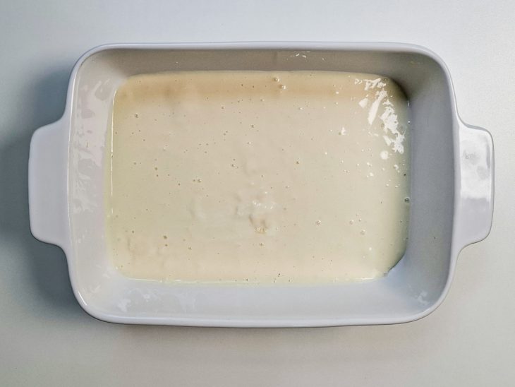 Camada do creme branco no fundo do refratário.