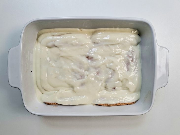 Nova camada de creme branco, sobre as bolachas.