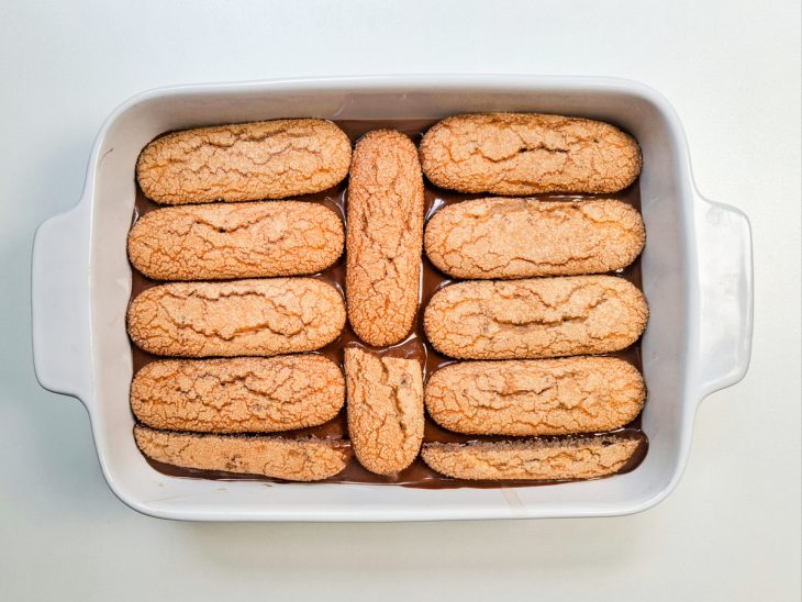 No refratário, mais uma camada de ganache e bolacha.