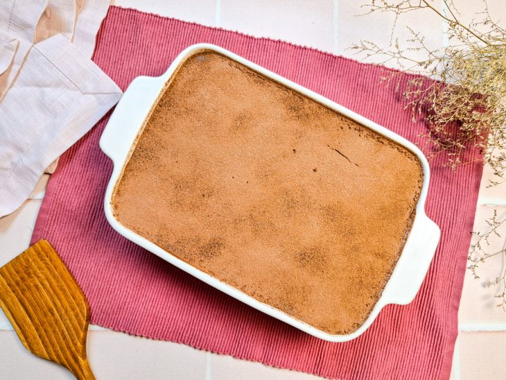 Pavê pronto, com camada de cacau em pó por cima.