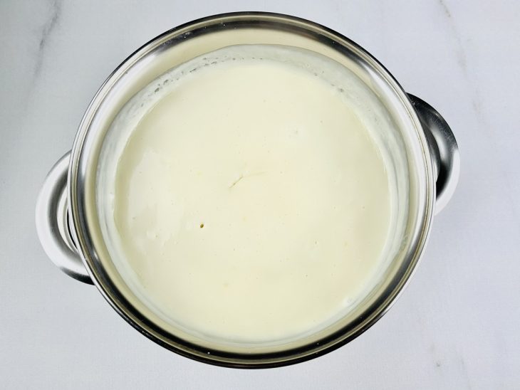 Na panela, creme cozido, textura mais espessa.