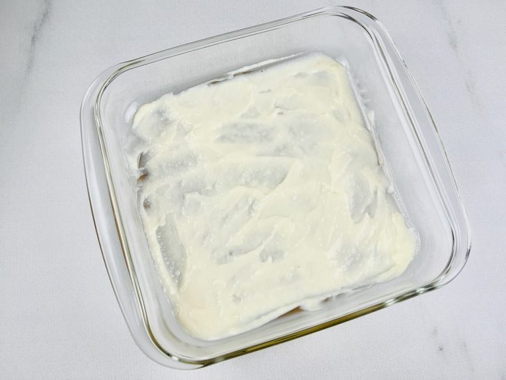 No refratário, uma camada do creme.