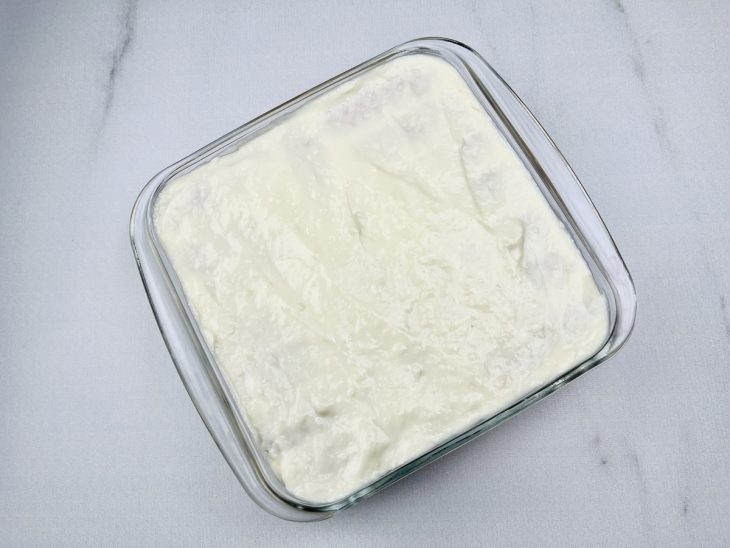 Pavê montado, pronto para ir para a geladeira.