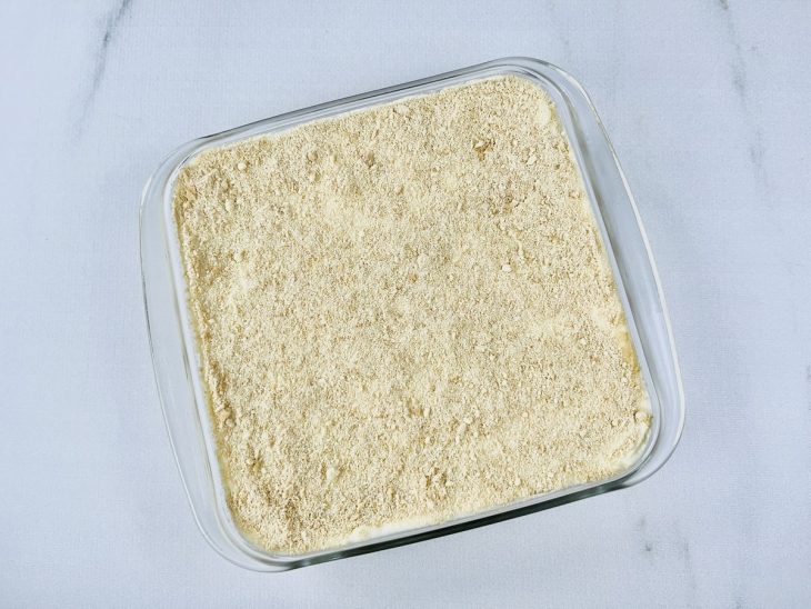 Pavê com camada de bolachas trituras por cima.