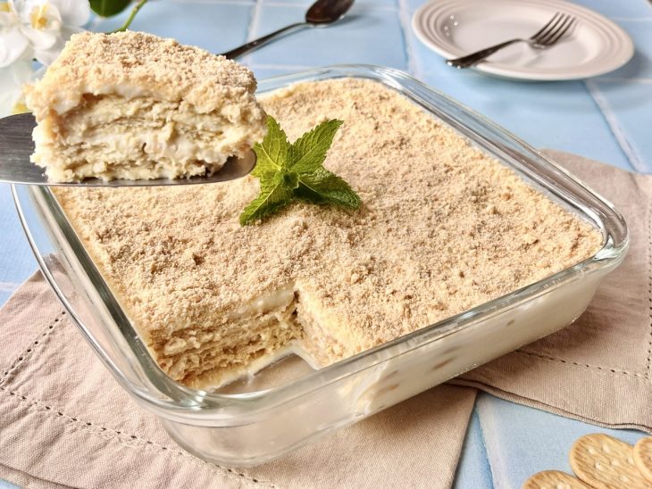 No refratário, pavê servido, uma fatia sendo retirada.