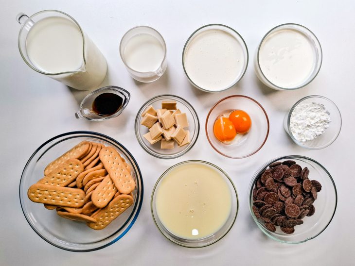 Ingredientes reunidos na bancada.