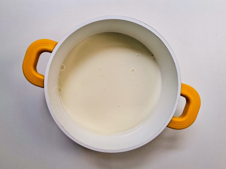 Na panela, amido de milho dissolvido com o leite com o leite condensado.