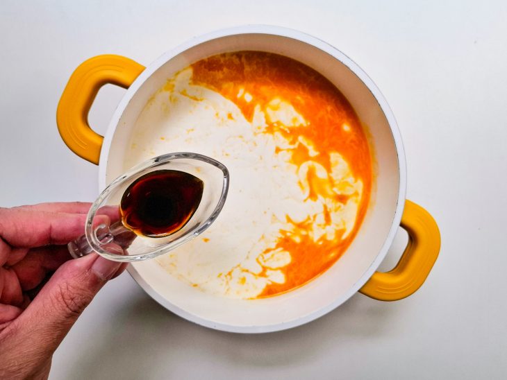 Na mesma panela, as gemas, o creme de leite e o extrato de baunilha adicionados.