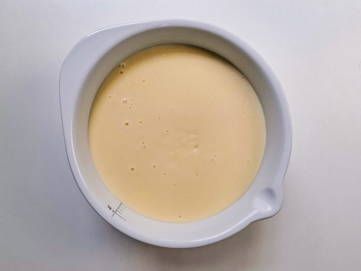 Creme reservado em uma tigela.