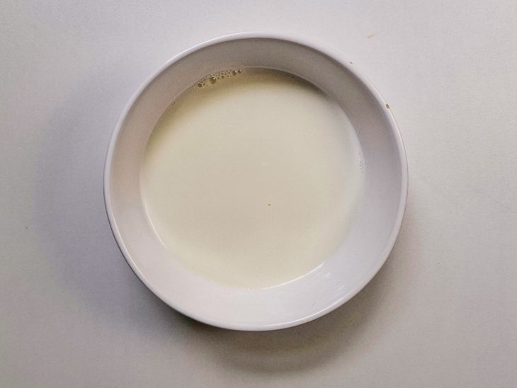 Em outra tigela, o leite.