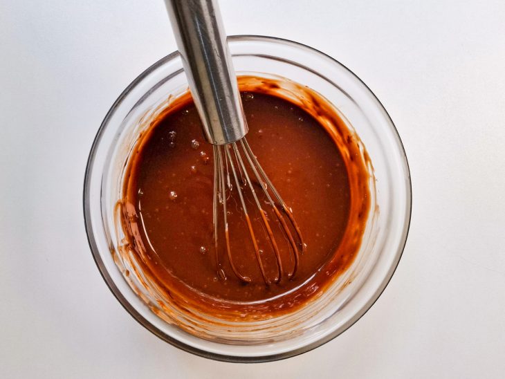 Chocolate derretido numa tigela.