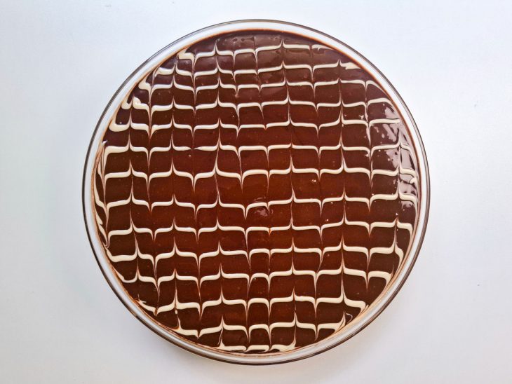 Pavê decorado com o chocolate branco.