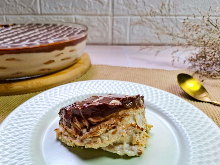 Pavê pronto, uma fatia servida em prato.