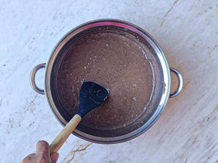 Creme sendo mexido até atingir ponto de brigadeiro firme.