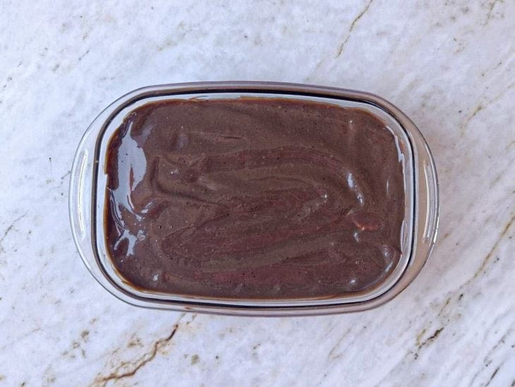 Camadas sendo alternadas entre creme e bolacha.