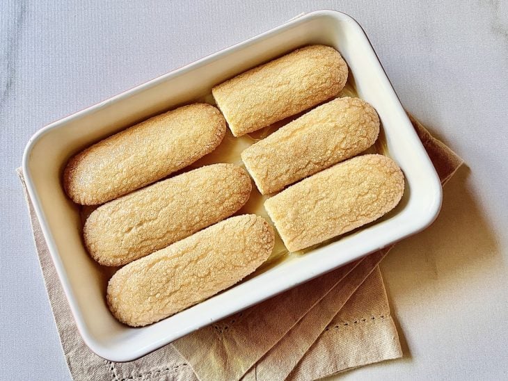 Camada de biscoitos adicionada a travessa.
