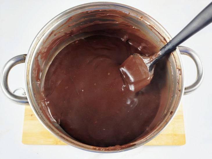 Uma panela com o creme de chocolate.