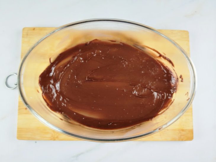 Uma travessa com uma camada de creme de chocolate.