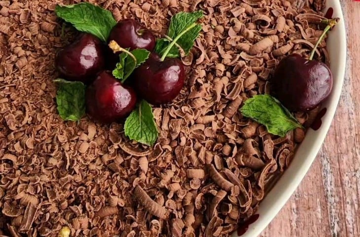 Pavê de chocolate com cerejas