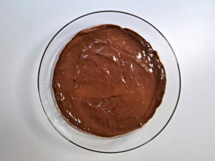 Uma tigela contendo o creme de chocolate pronto.