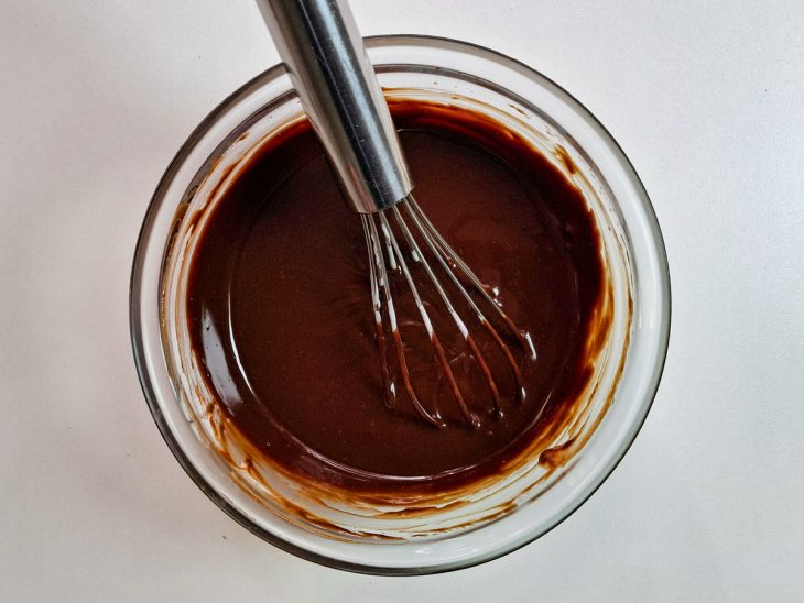 Ganache preparada em um pote de vidro redondo.