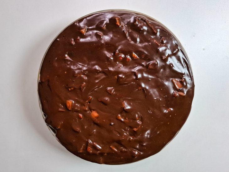 Ganache despejada sobre o pavê.