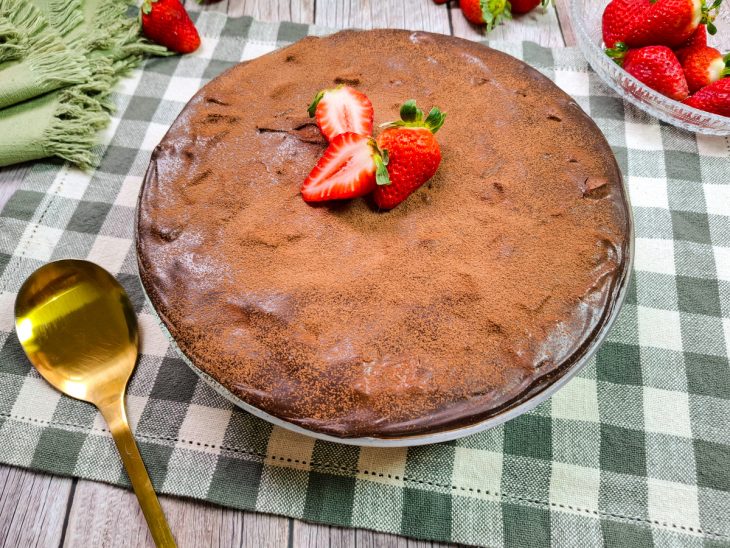 Pavê de chocolate com morango finalizado com morangos inteiros ao centro.