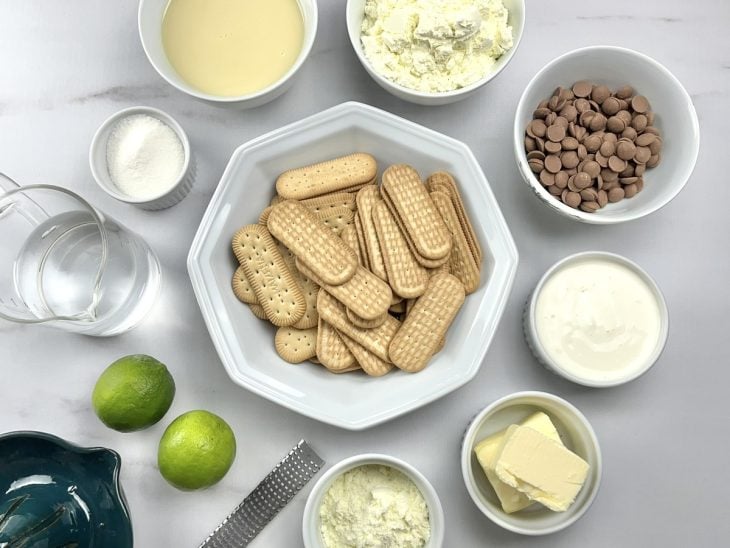 Uma bancada com os ingredientes separados.