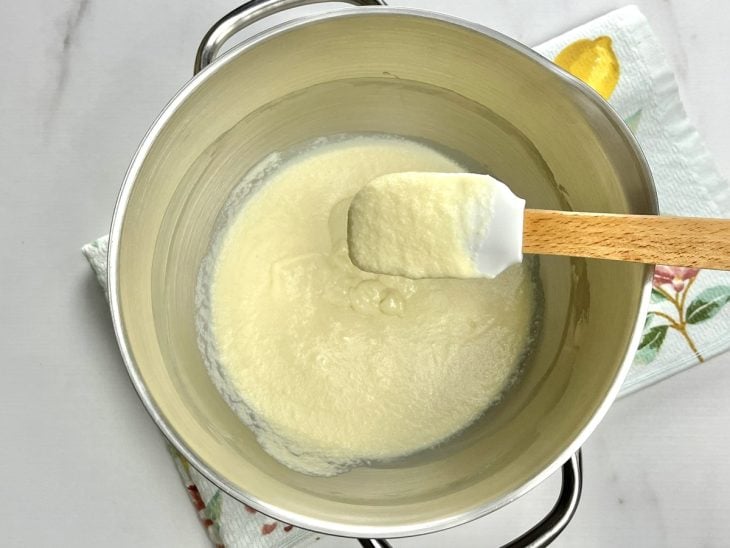 Um recipiente com manteiga e leite condensado.