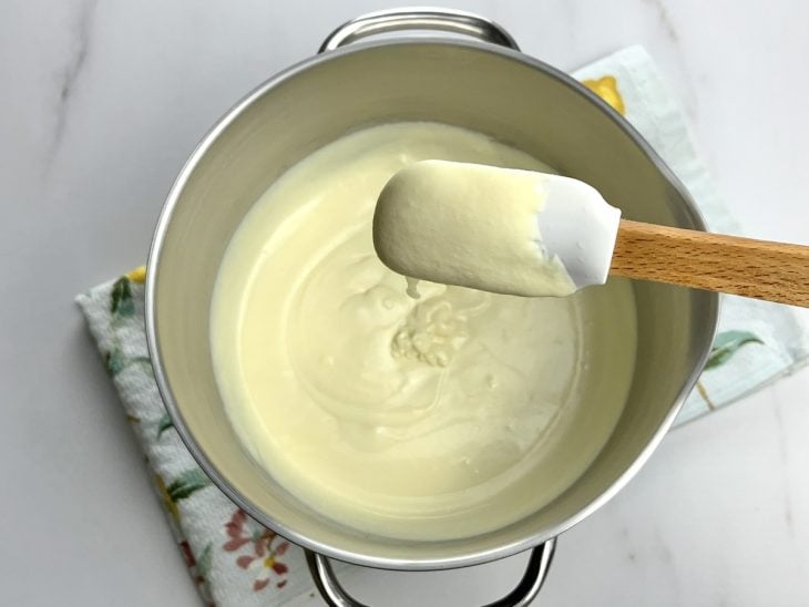 Um recipiente com creme de leite, leite Ninho, manteiga e leite condensado.