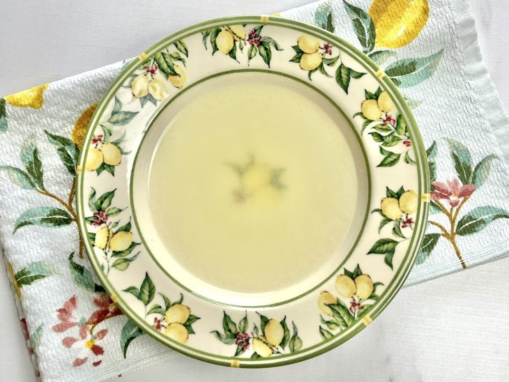 Um prato com suco de limão, água e açúcar.
