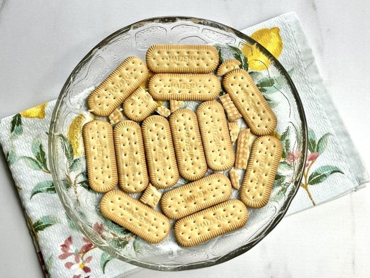 Um refratário com bolachas de maizena.