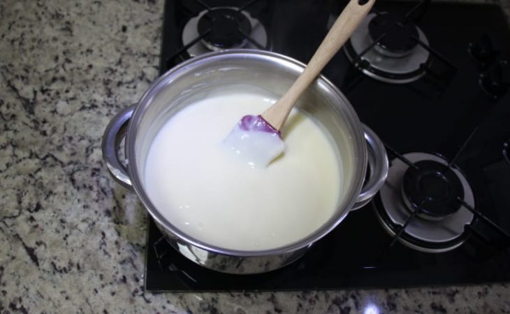 Todos os ingredientes do creme branco misturados na panela.