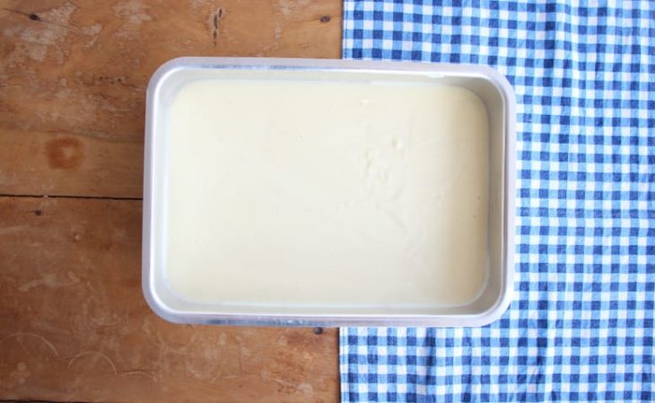 Creme branco finalizado e despejado em uma travessa.