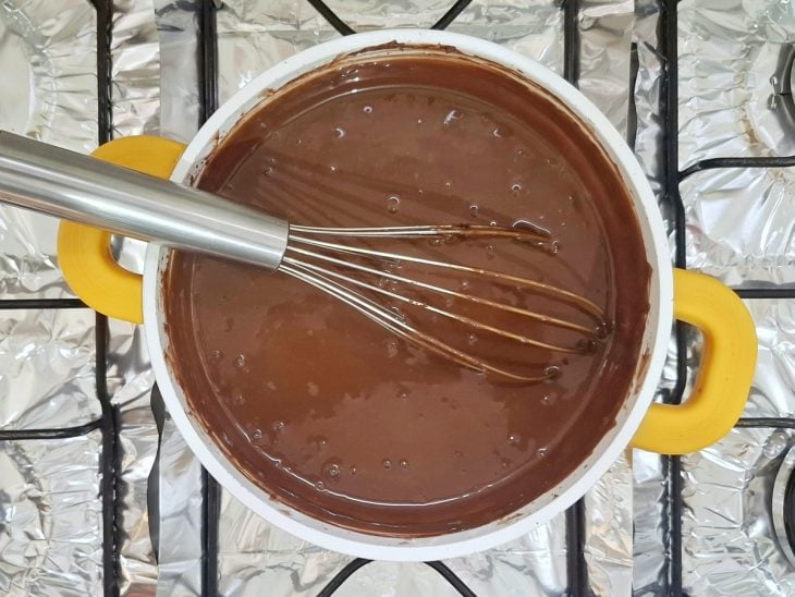 Panela com creme de chocolate misturado com fouet.