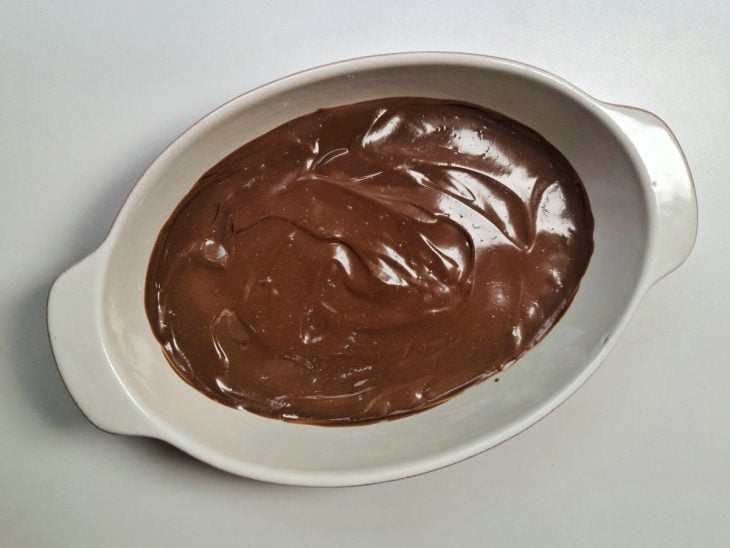 Travessa com uma camada do creme de chocolate.
