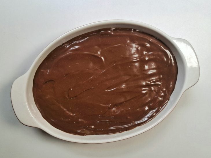 Travessa com creme de chocolate e bolachas.