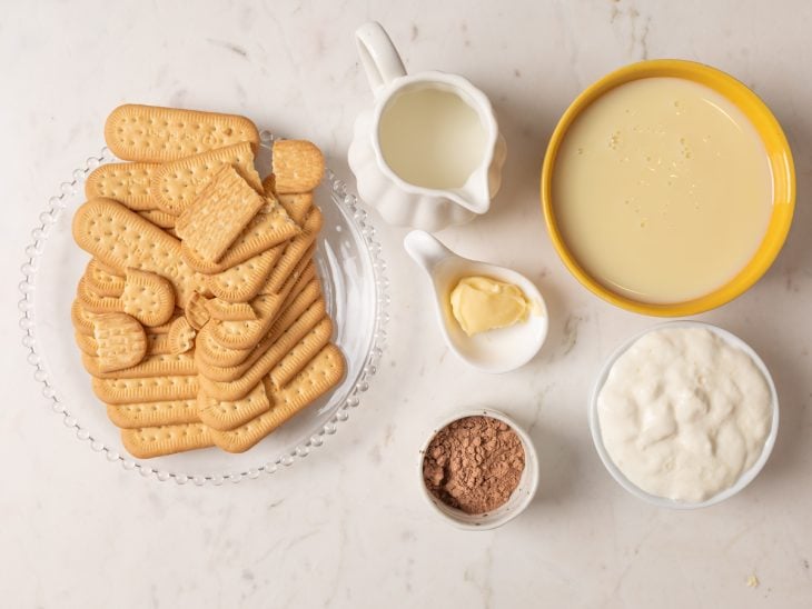 Ingredientes para a receita de pavê de chocolate simples.