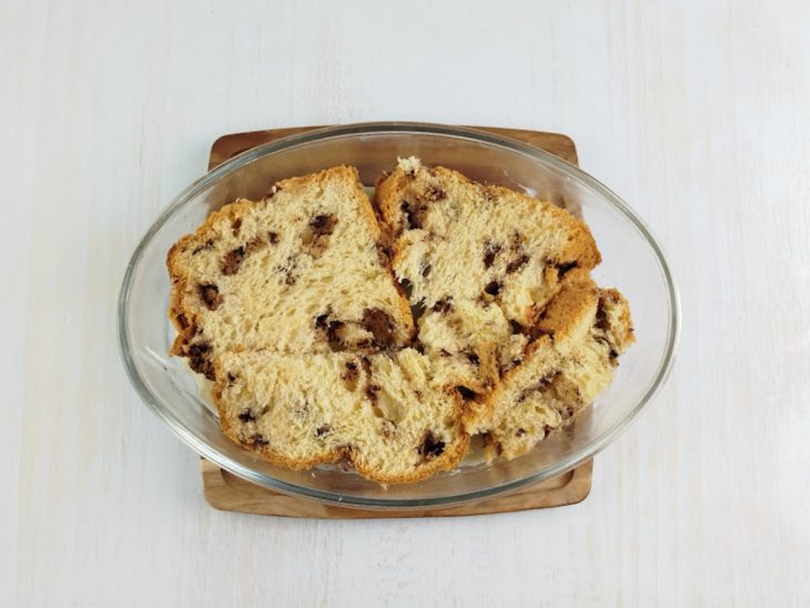 No refratário, uma camada do creme, e uma de panetone.