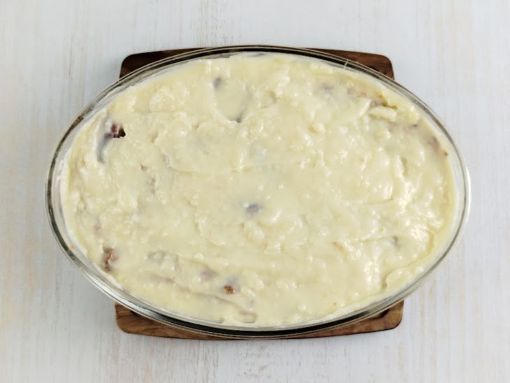 No refratário, o pavê com as camadas prontas.