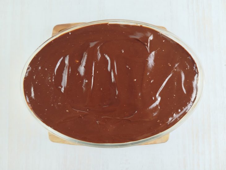 No refratário, a ganache distribuída sobre o pavê.