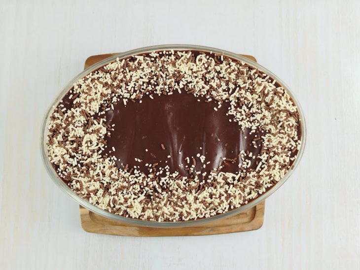 Pavê decorado com granulado.