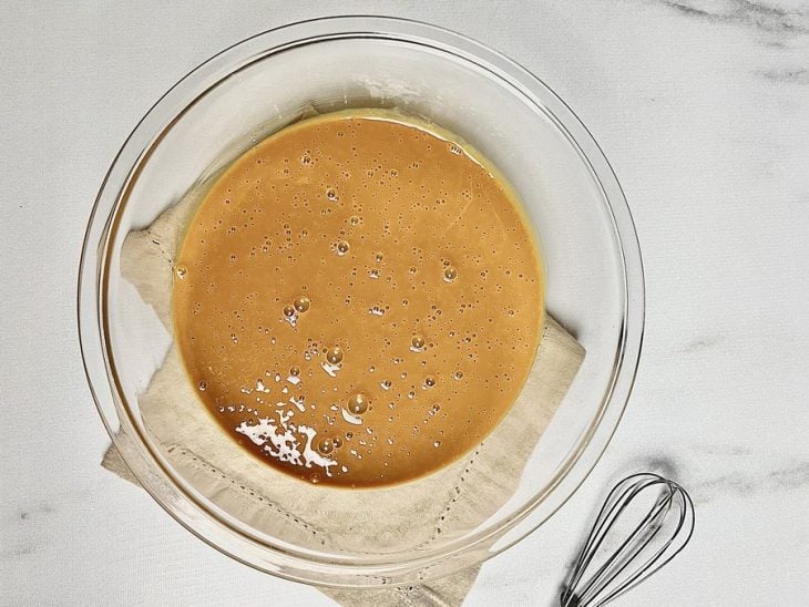 Uma tigela com doce de leite misturado ao creme de leite.