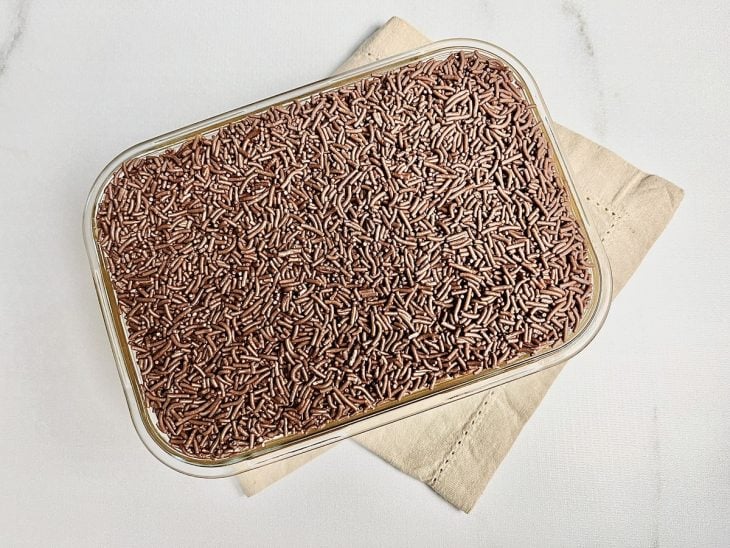 Uma travessa com pavê de doce de leite.