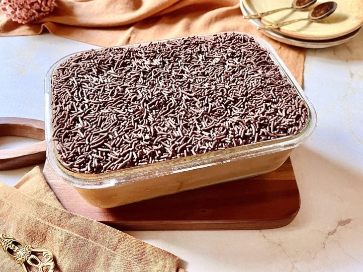 Uma travessa com pavê de doce de leite.