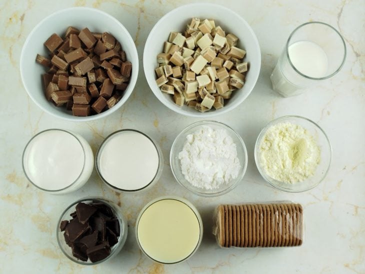 Ingredientes reunidos na bancada.