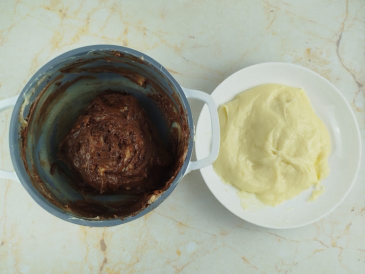 Creme dividido em duas, uma das porções com o chocolate.